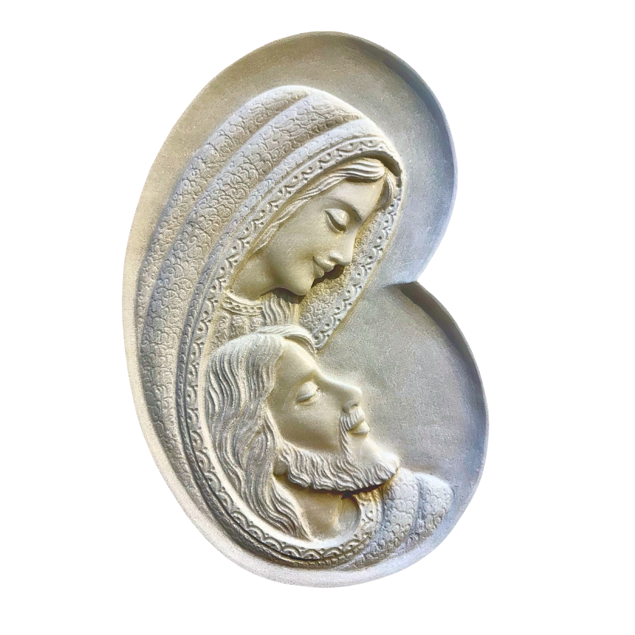 Scultura ovale a bassorilievo della Madonna con Gesù rifinita a mano in Italia, disponibile in marmo e resina per decoro lapidi