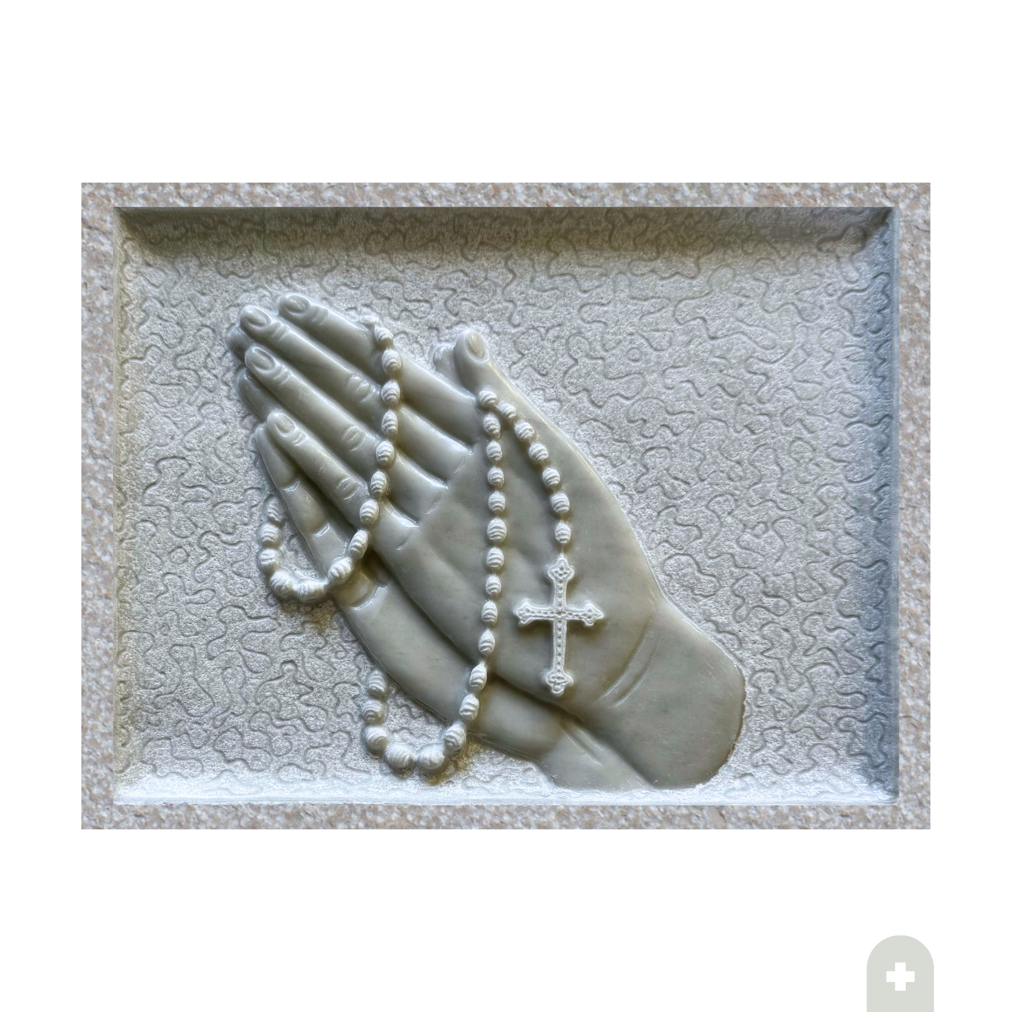 Quadro rettangolare in Marmo Bianco di Carrara con bassorilievo di mani in preghiera e rosario, bordo bocciardato, 40x30 cm