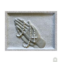 Quadro rettangolare in Marmo Bianco di Carrara con bassorilievo di mani in preghiera e rosario, bordo bocciardato, 40x30 cm