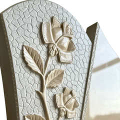 Spalliera monumentale in pietra di Trani lucida 70x100 cm con scultura a mano di rose a bassorilievo per tomba a terra