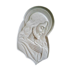 Scultura a bassorilievo sagomata di Gesù di profilo rifinita a mano, disponibile in marmo e resina per personalizzazione lapidi