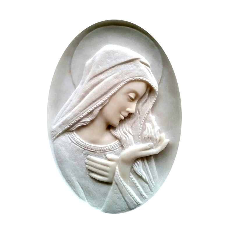 Scultura ovale a bassorilievo della Madonna con fiamma rifinita a mano, disponibile in marmo e resina per decorazione monumenti funebri
