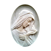 Scultura ovale a bassorilievo della Madonna con fiamma rifinita a mano, disponibile in marmo e resina per decorazione monumenti funebri