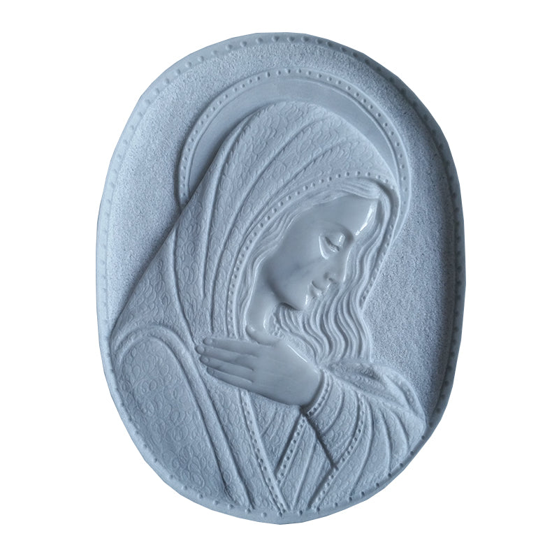 Scultura ovale a bassorilievo della Madonna di profilo con velo decorato, rifinita a mano in Italia, disponibile in marmo e resina
