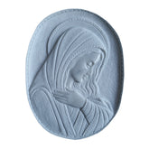 Scultura ovale a bassorilievo della Madonna di profilo con velo decorato, rifinita a mano in Italia, disponibile in marmo e resina
