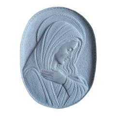 Scultura ovale a bassorilievo della Madonna di profilo con velo decorato, rifinita a mano in Italia, disponibile in marmo e resina