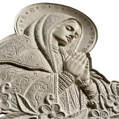 Scultura a bassorilievo rettangolare raffigurante la Madonna in preghiera con velo ricamato e decori floreali, rifinita a mano in Italia
