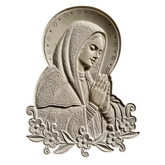 Scultura a bassorilievo rettangolare raffigurante la Madonna in preghiera con velo ricamato e decori floreali, rifinita a mano in Italia