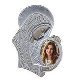 Scultura a bassorilievo Soft Design della Madonna che regge una cornice ovale per foto 11x15, realizzata a mano in Italia