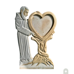 Spalliera monumentale in pietra di Trani 60x110 cm scolpita a mano con San Pio che regge un cuore predisposto per placca in fotoceramica