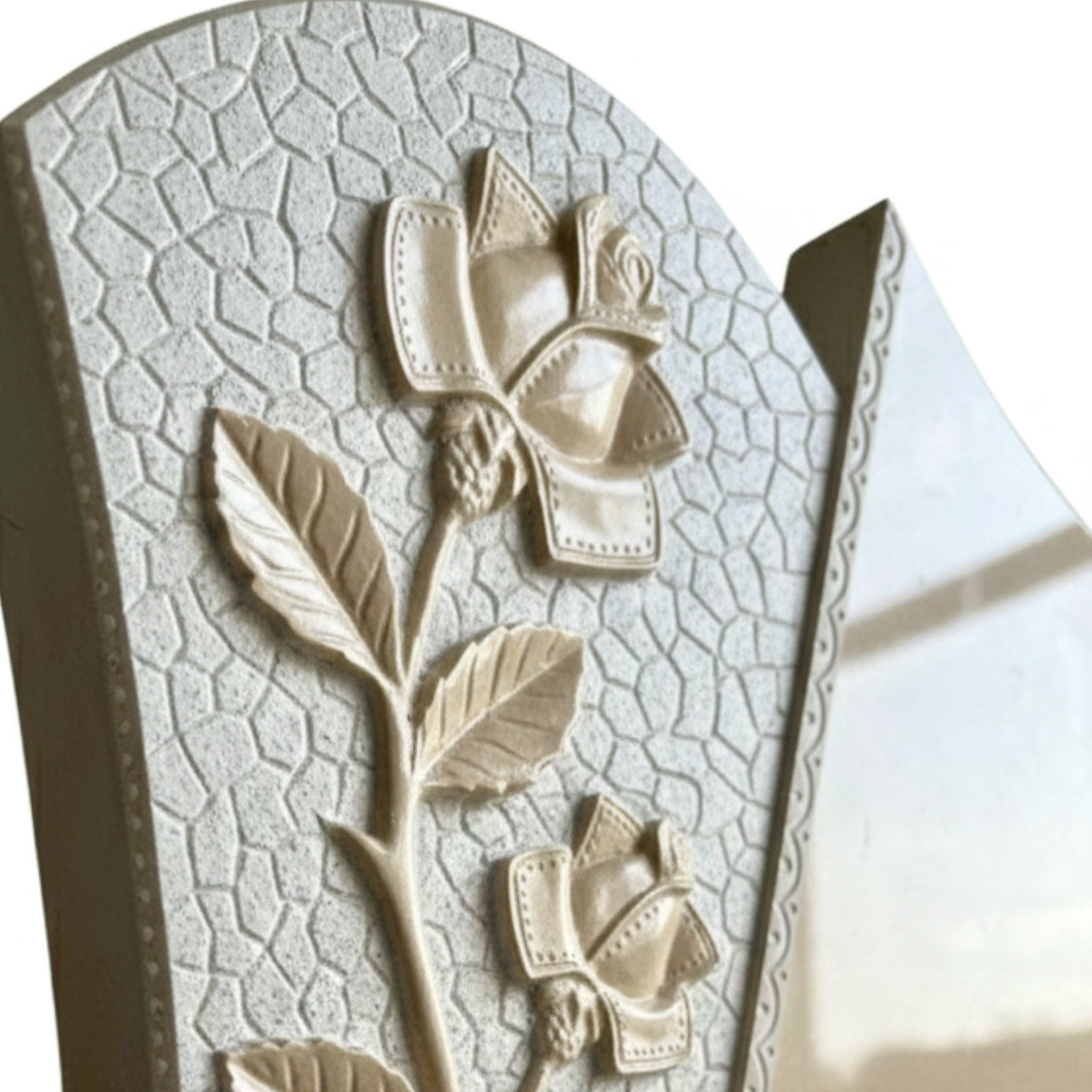 Spalliera monumentale in pietra di Trani lucida 70x100 cm con scultura a mano di rose a bassorilievo per tomba a terra