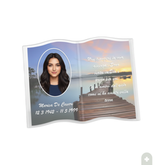 Libro in cristallo personalizzato da 12mm per lapide con foto di una ragazza, nomi Giada Francesca e date commemorative su sfondo floreale