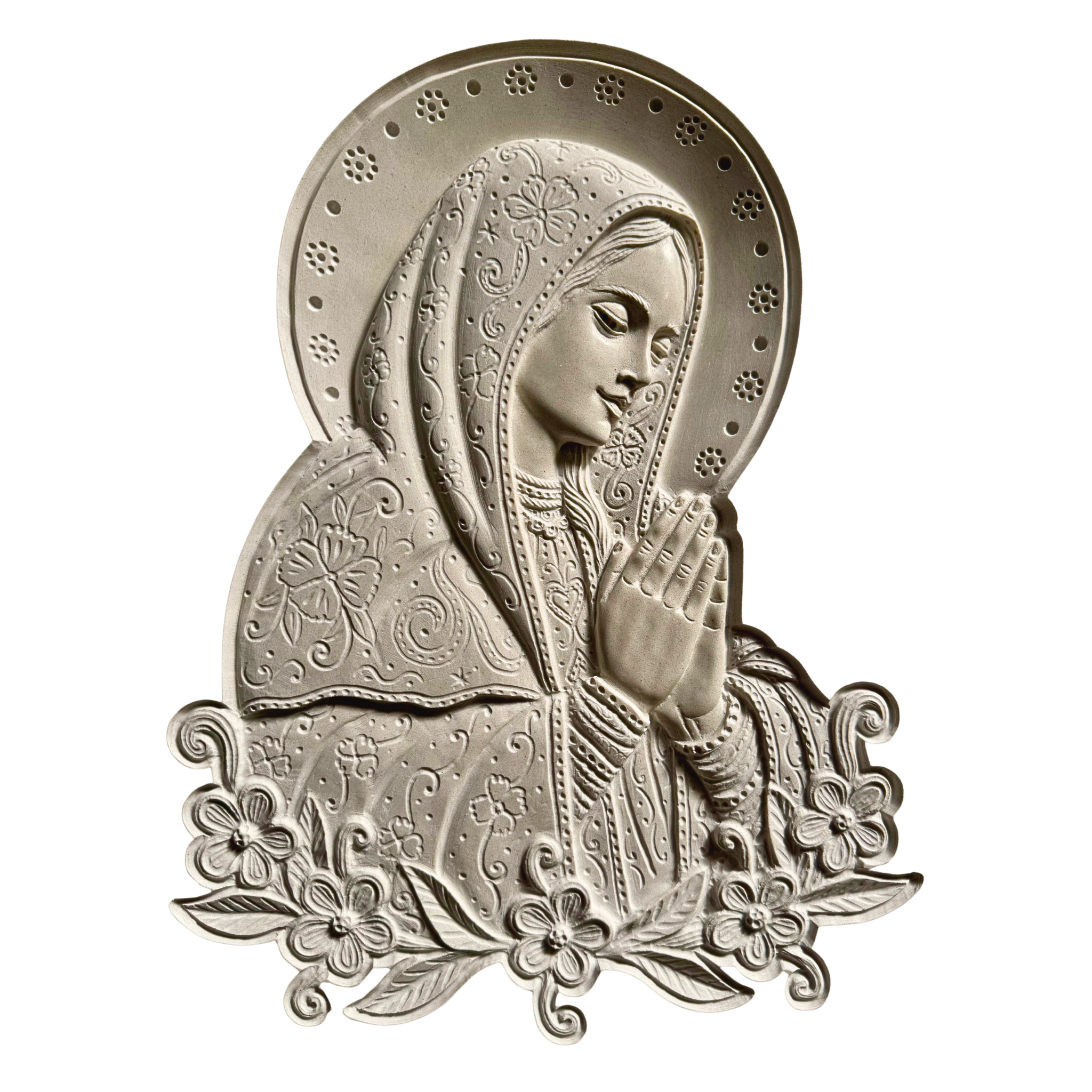 Scultura a bassorilievo rettangolare raffigurante la Madonna in preghiera con velo ricamato e decori floreali, rifinita a mano in Italia
