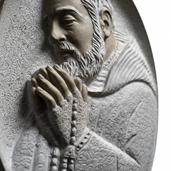 Scultura Bassorilievo Padre Pio in Preghiera – Decoro Sacro Artigianale per Lapidi e Monumenti - Scultura PP8