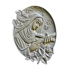 Scultura ovale a bassorilievo di Santa Rita con crocifisso e rose, rifinita a mano in Italia, disponibile in marmo e resina per decoro lapidi