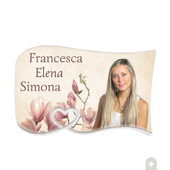 Targa in porcellana sagomata modello Akaito con stampa di magnolie rosa, cuore traforato e foto personalizzata del defunto